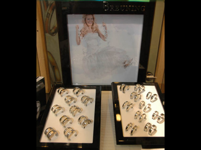 Presentatie van juwelier Frank Hellinx uit Hoeselt op trouwbeurs