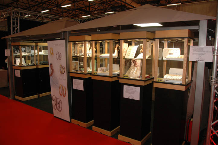 Presentatie van juwelier Frank Hellinx uit Hoeselt op trouwbeurs
